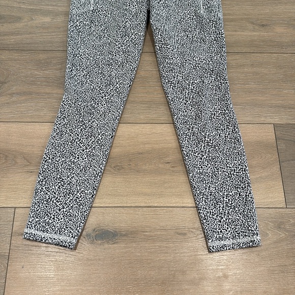 ATHLETA White Black Salutation Stash II‎ Pocket Textured 7/8 Tight Leggings ST - Picture 5 of 14